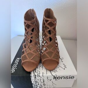 Kenzie Biggie heels. Never worn. Size 9. Tan